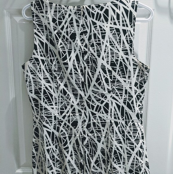 Lori M- Sleeveless Black and White dress, Size - M - Picture 4 of 5